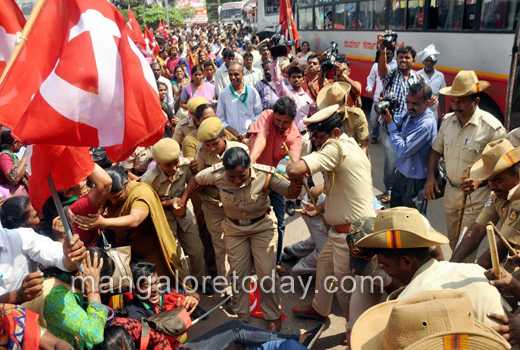 Raitha Sangha stages protest 1